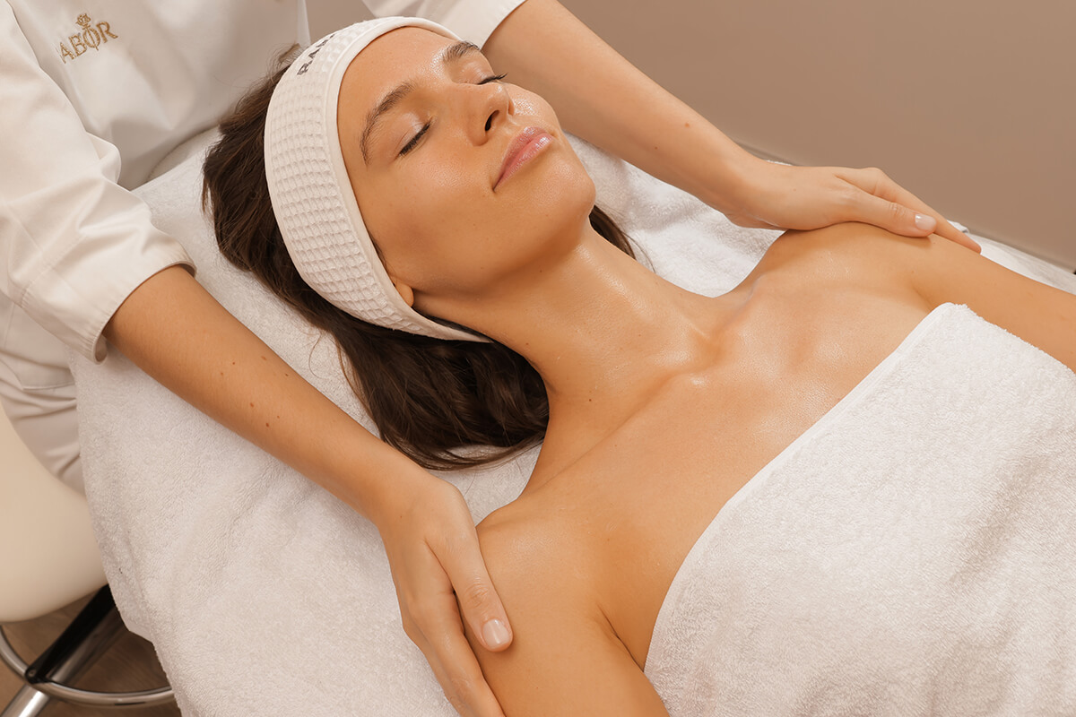 Массаж шейно-воротниковой зоны с головой