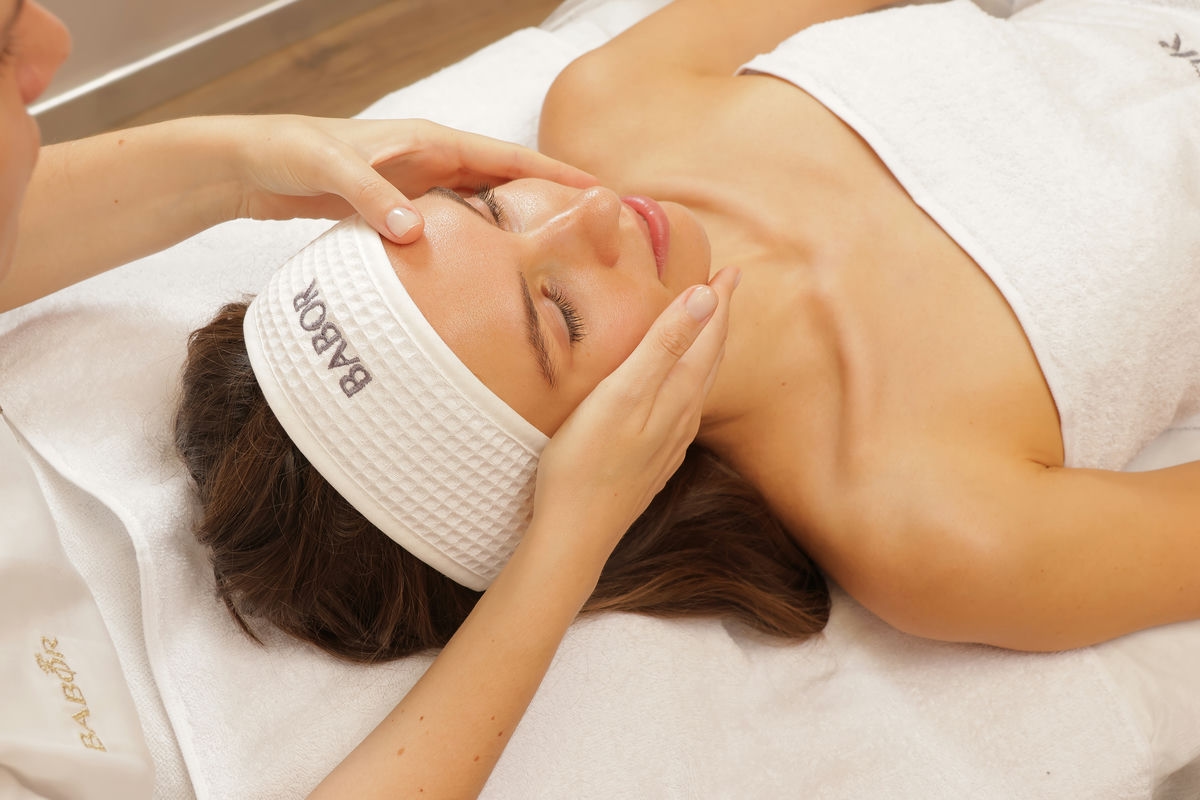 Классический массаж лица и головы